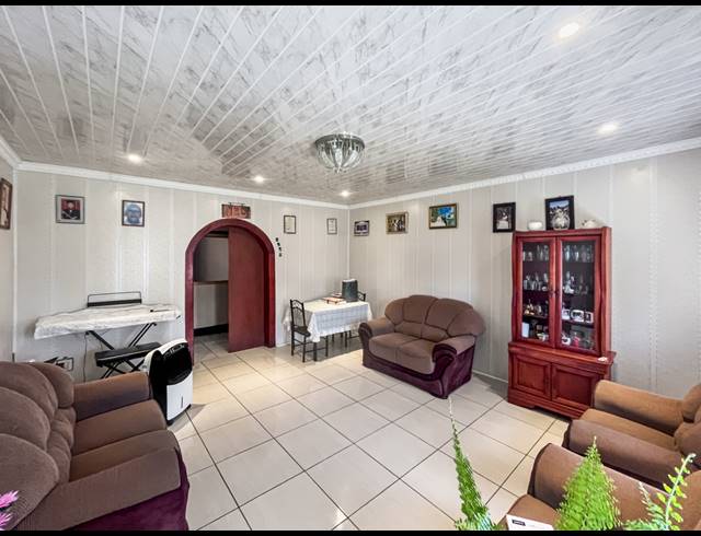 3 BEDROOM FREEHOLD FOR SALE IN WILLOW PARK